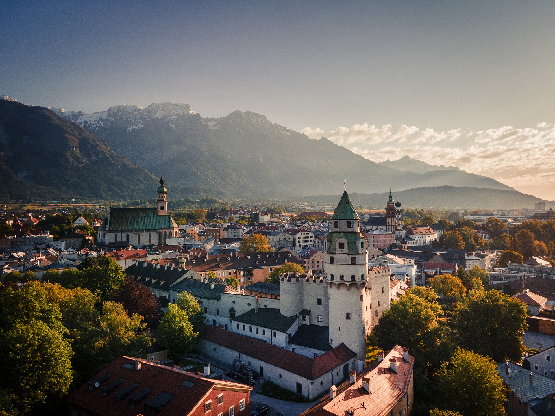 Historische Altstadt von Hall in Tirol mit Burg Hasegg und Bergpanorama