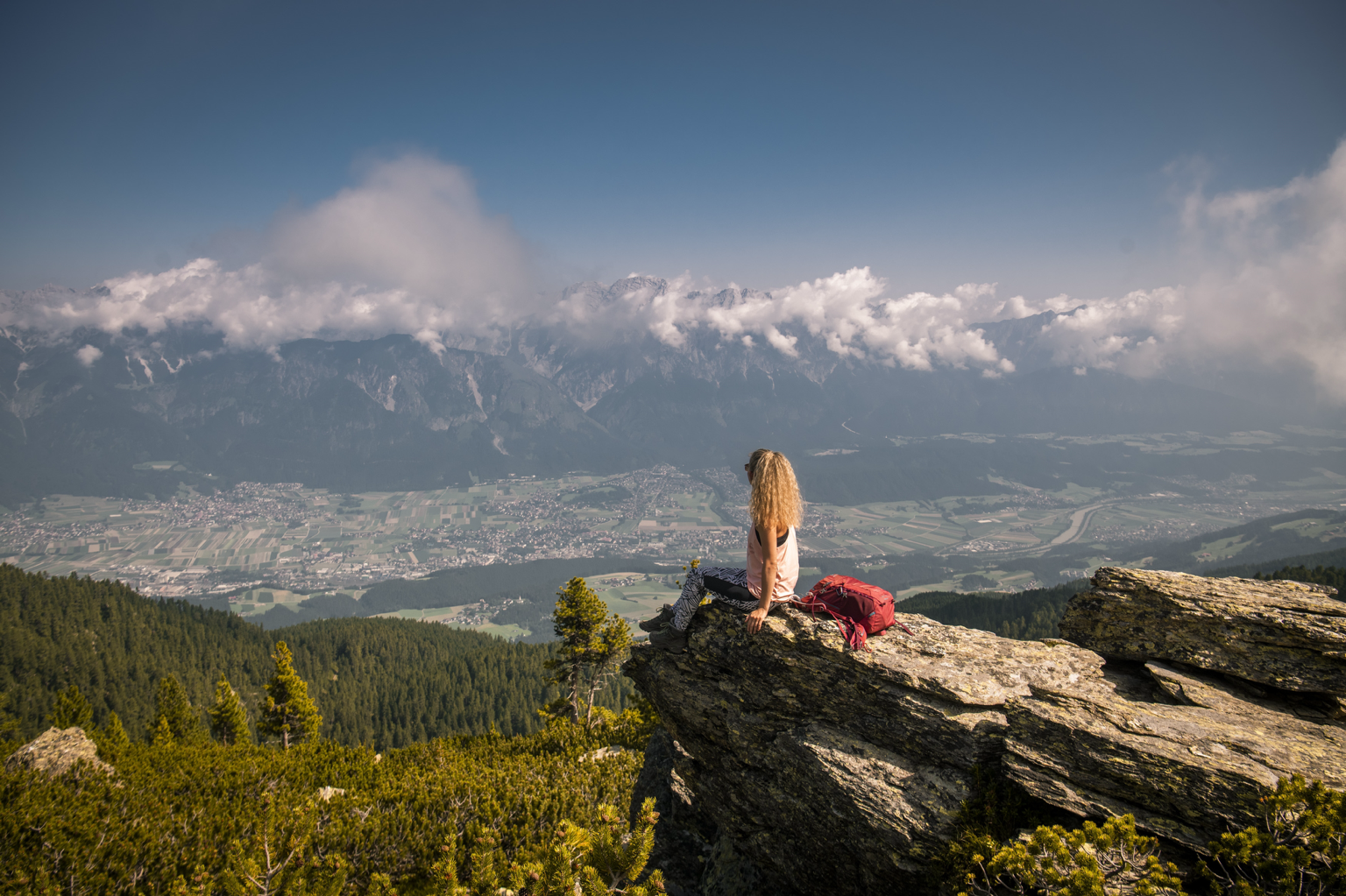 Wanderin am Zirbenweg mit Blick über das Tiroler Inntal