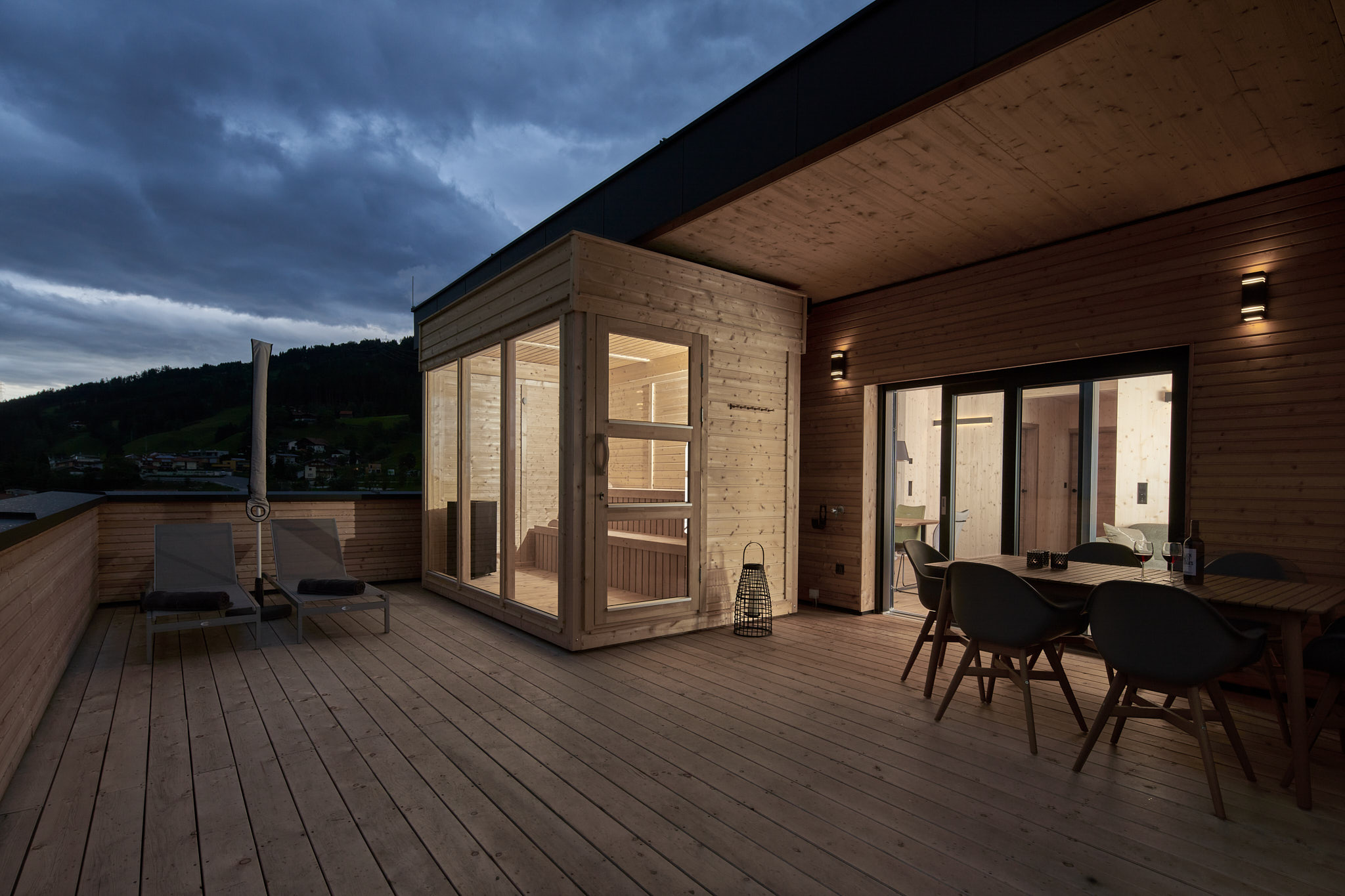 Drei – Gipfelstürmer – Außensauna und Terrasse bei Abendstimmung