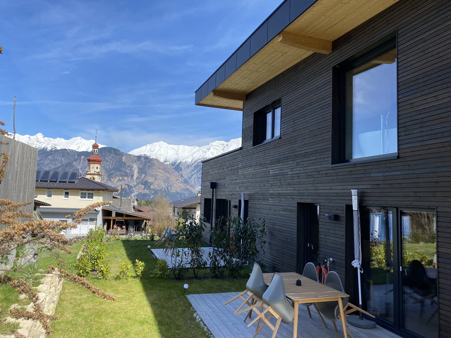 Private Sauna und Terrasse der Black Forest Lodges in Tulfes