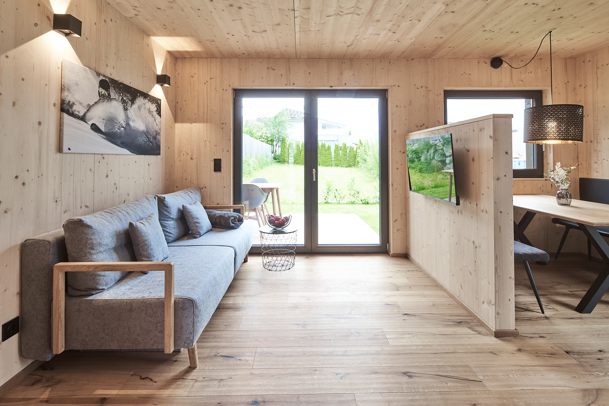 Wohnbereich mit viel Holz