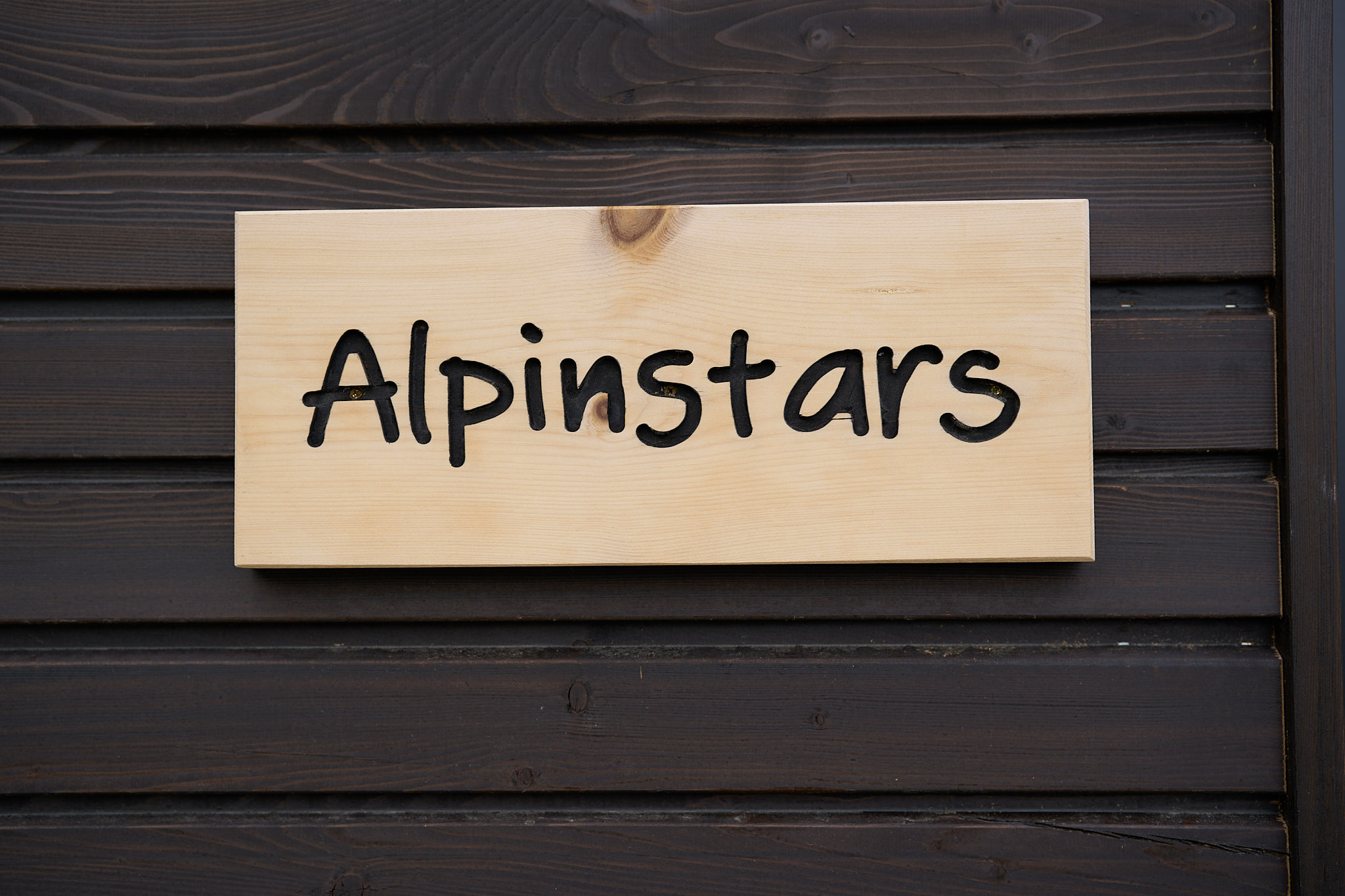 Alpinstars – Eingangsschild