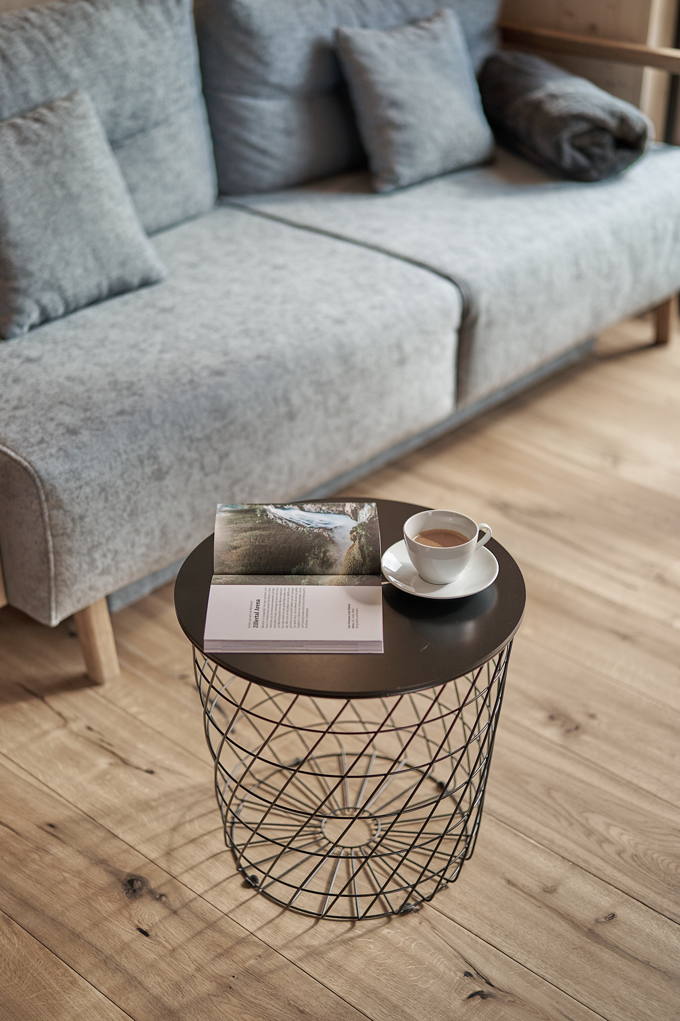Alpinstars – Wohnbereich mit Kaffee